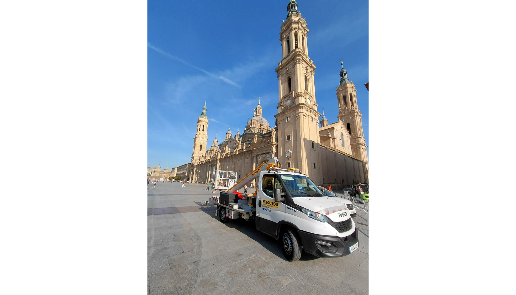 La Multitel 160 ALU, una plataforma telesc�pica montada sobre un cami�n de 3,5 toneladas, ofrece una altura de trabajo de aproximadamente 16 metros...