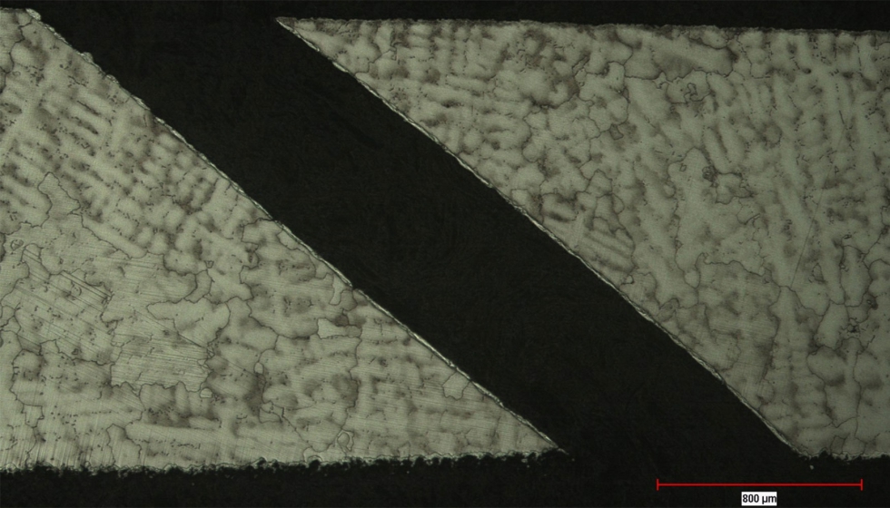 Micrografia da sec��o transversal de um furo produzido por Fast-Hole EDM, utilizada para medir a espessura da camada refundida...