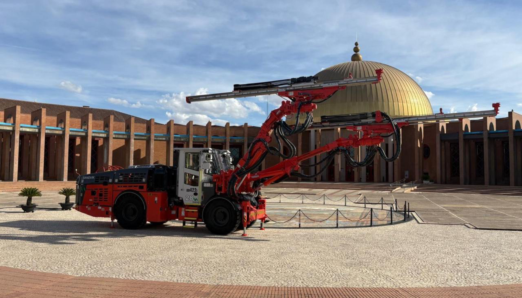 Jumbo Sandvik DD422i a la entrada de FIBES