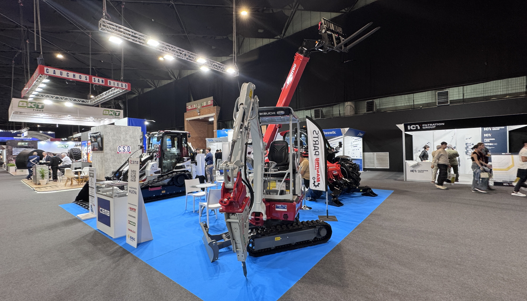 Vista general del stand de Cema Maquinaria en MMH 2026 con la miniexcavadora Takeuchi en primer t�rmino