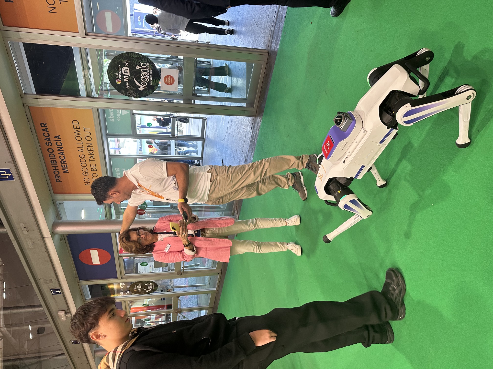 La directora de Fruit Attraction, Mar�a Jos� S�nchez, observa un robot que se exhib�a en la edici�n de 2026