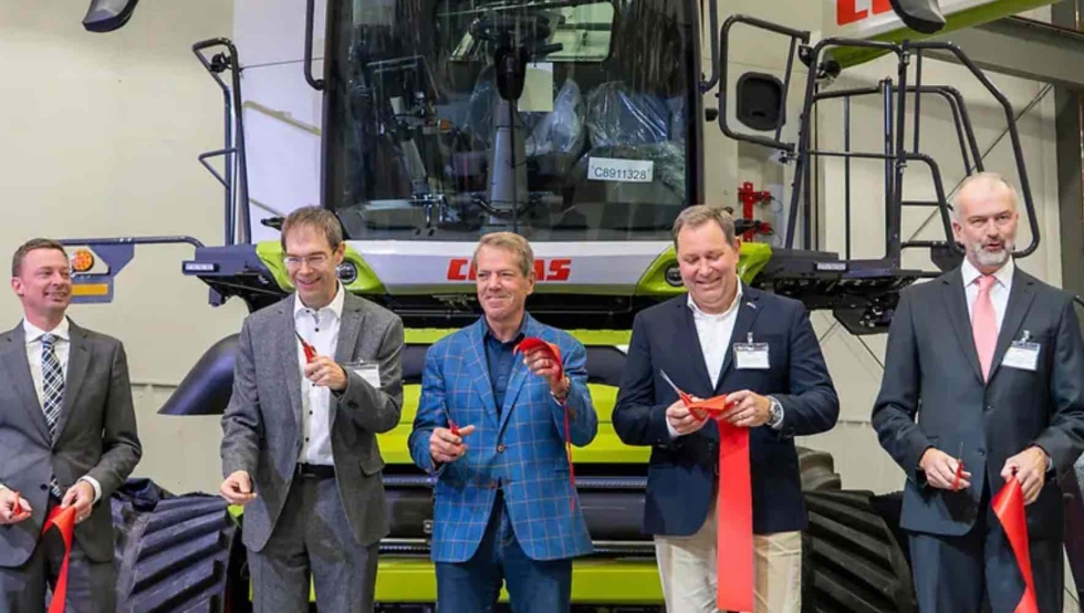 Directivos del grupo alem�n durante el corte de cinta en las instalaciones de Omaha