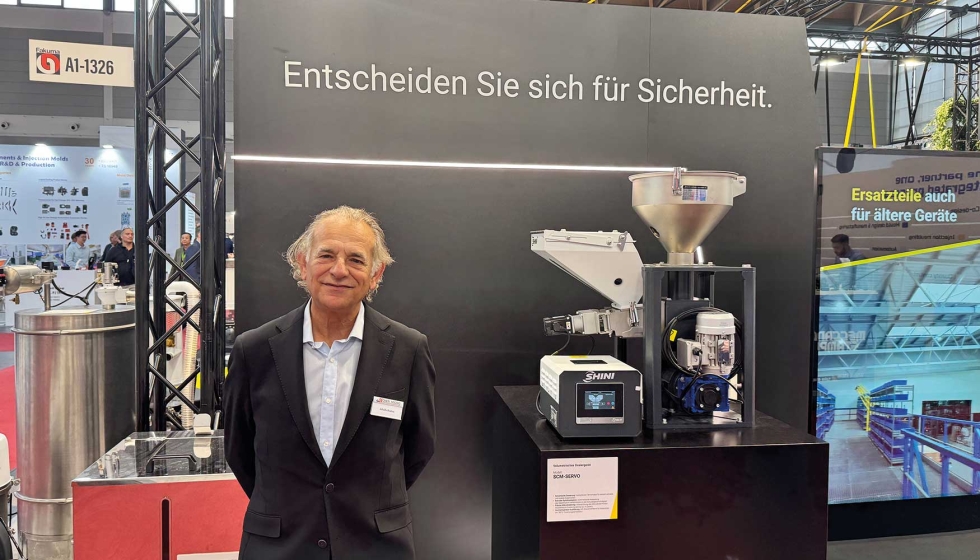 Adolfo Ib��ez, director de Ventas de Dewit 2000, junto a las soluciones de Shini presentadas en Fakuma 2026