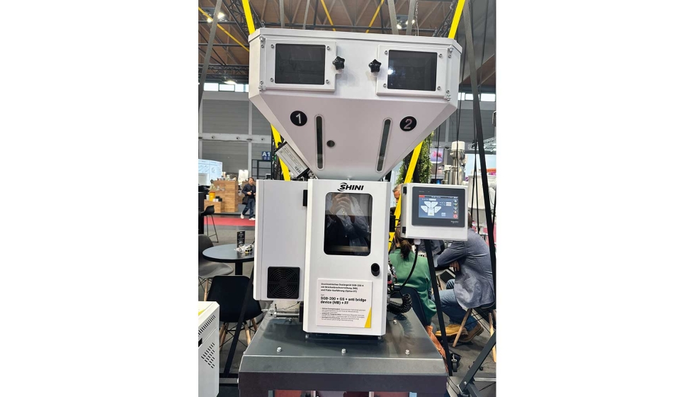 Shini present� en Fakuma una gama de equipos auxiliares orientados a mejorar la eficiencia y flexibilidad de los procesos de transformaci�n de...