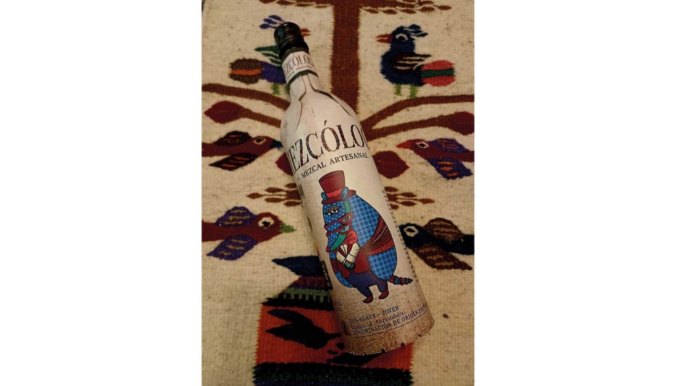 Mezc�logo Mezcal Artesanal Espad�n se presenta en una botella de papel fabricada por Monterey Wine Company en California...