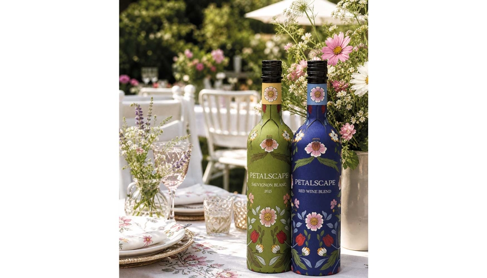 La botella Frugal Bottle de Petalscape durante el proceso de llenado en las instalaciones de Monterey Wine Company
