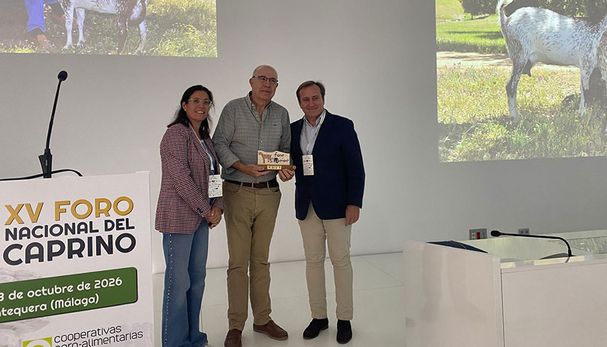 Manolo S�nchez, en el centro de la imagen, junto a Mar�a Dolores S�nchez (Acriflor) y Emilio de Le�n (Covap)