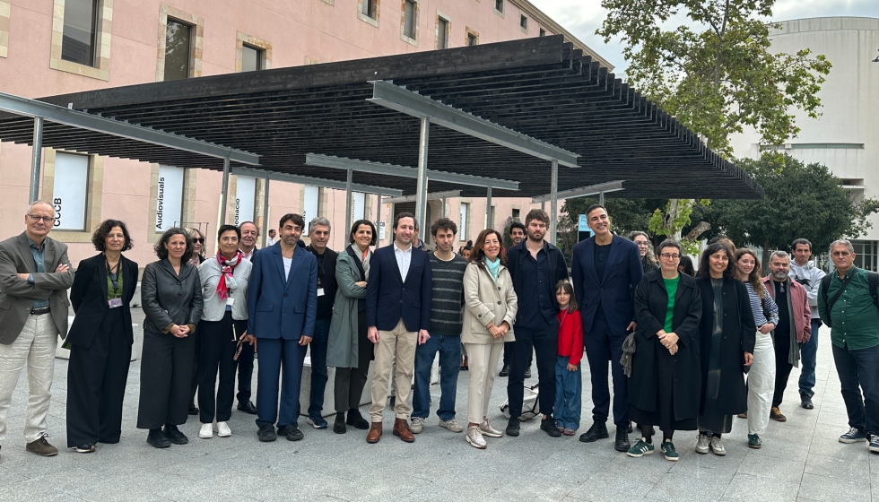 Foto de familia de representantes de TAC! Festival de Arquitectura Urbana junto con los ganadores del concurso del pabell�n emergente...