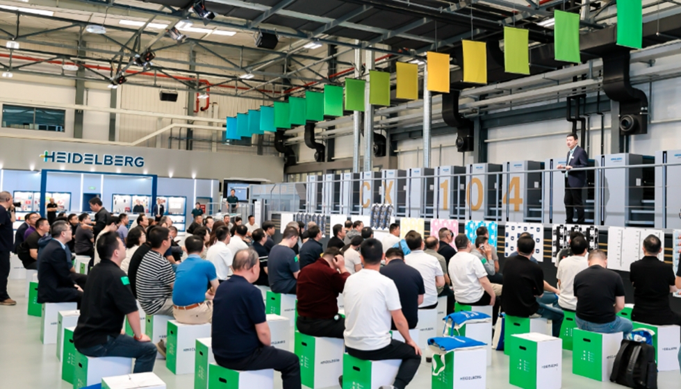 Junto a All in Print China, numerosos clientes visitaron la planta de producci�n de Heidelberg en Shangh�i, as� como el Print Media Centre de all�...