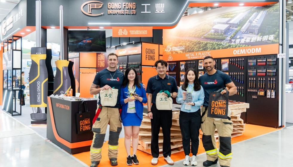 Los organizadores invitaron especialmente a una delegaci�n de bomberos australianos a participar en la feria...