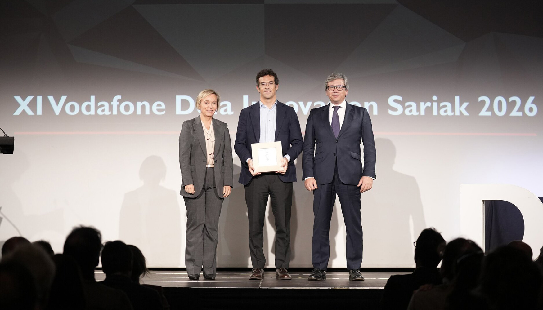 Representantes de Vaillant y Saunier Duval recogiendo el premio Vodafone Deia Innovation Sariak 2026