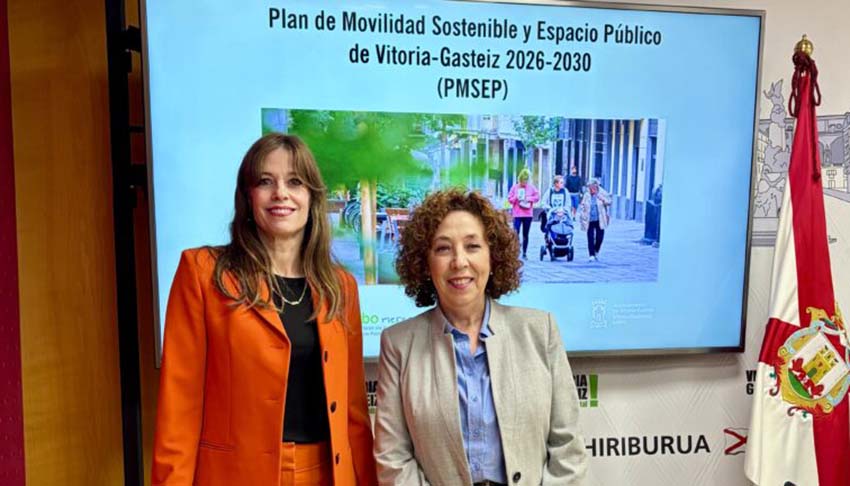 La alcaldesa de Vitoria-Gasteiz, Maider Etxebarria (a la izquierda), y la concejala de Espacio P�blico y Barrios, Miren Fern�ndez de Landa...
