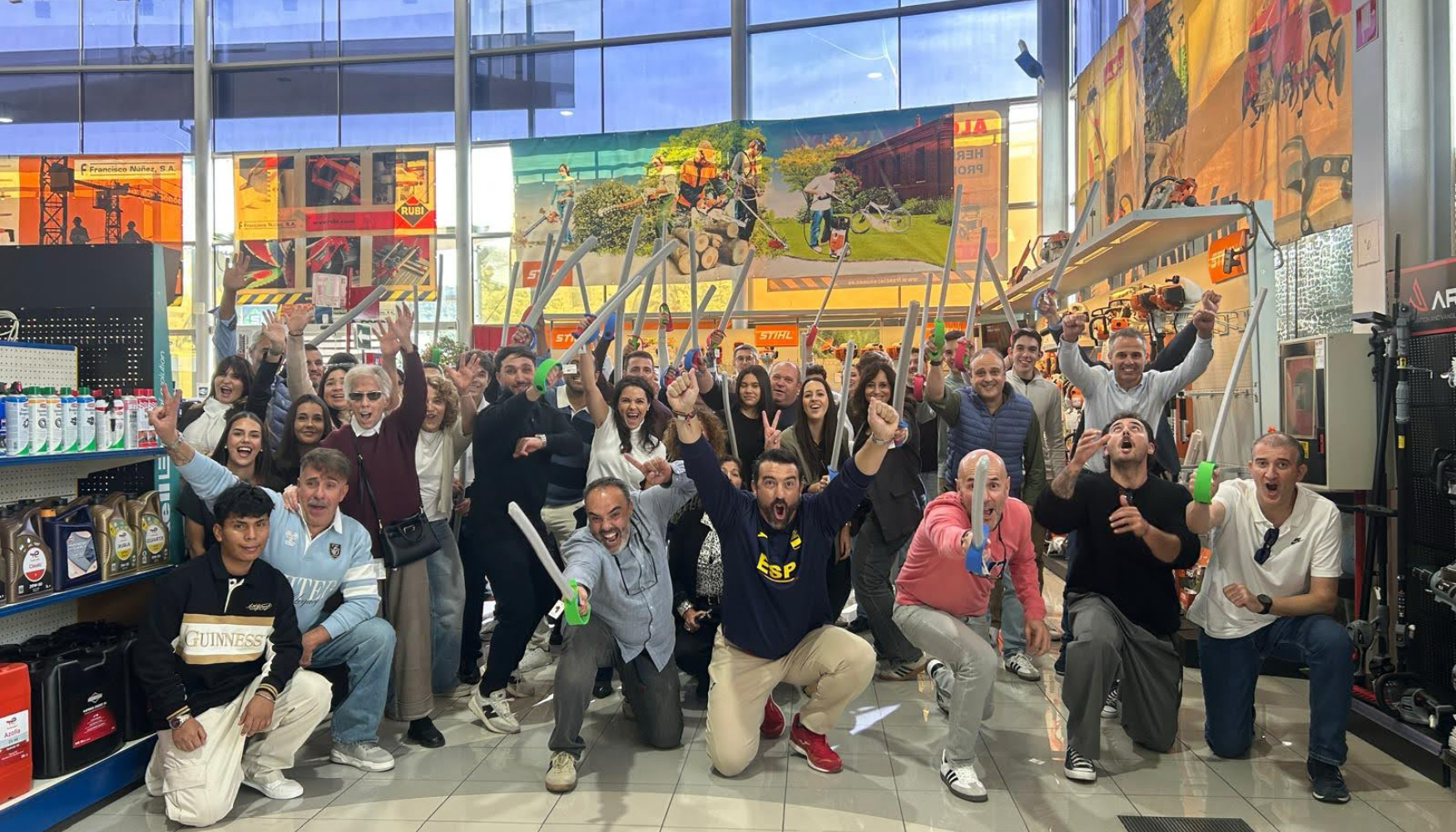Foto de familia con los asistentes a la jornada de Francisco-N��ez