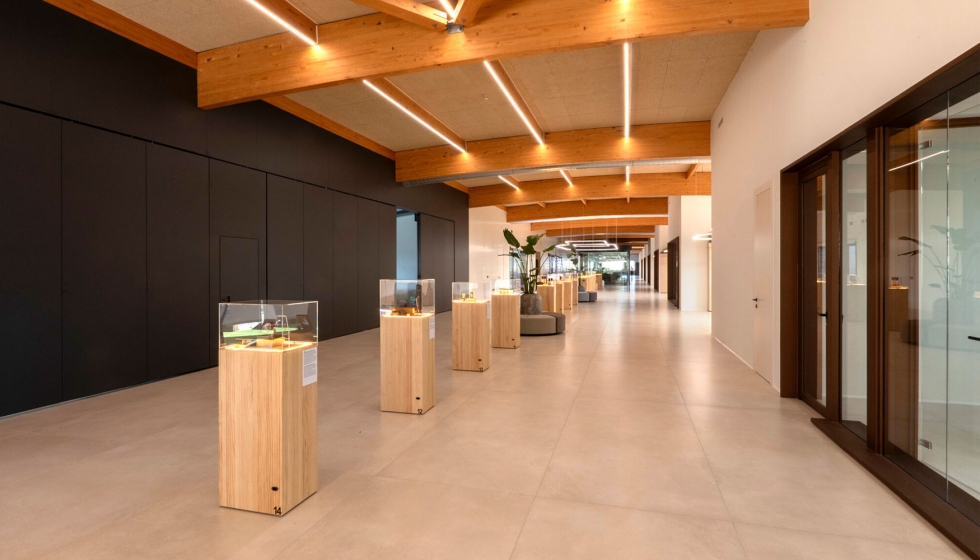 Las luminarias se integran con materiales como la madera, la estructura del techo y las instalaciones vistas