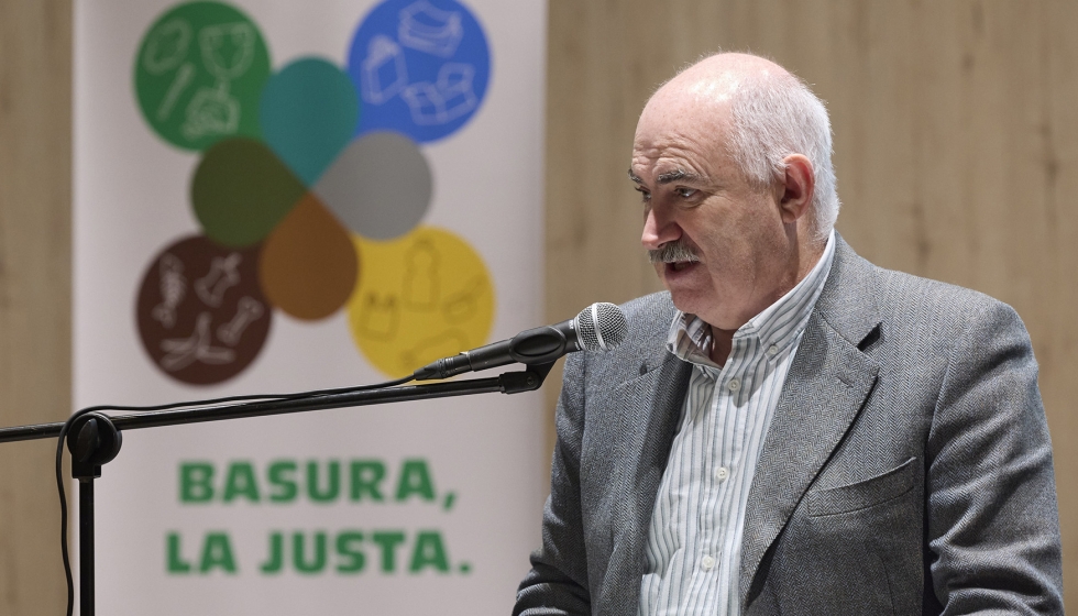 Jos� Mar�a Aierdi interviene en la presentaci�n de las experiencias piloto de pago por generaci�n de residuos celebrada en el Centro C�vico de...