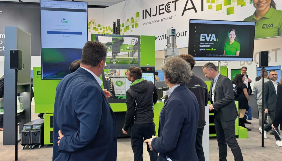 Visitantes observan una de las soluciones de inyecci�n presentadas por Engel durante Fakuma 2026