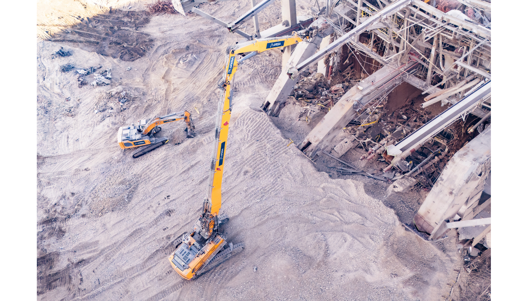 La excavadora Liebherr R 960 Demolition de Afesa Medioambiente, equipada con brazo de 33 metros y tres secciones de 18 metros...
