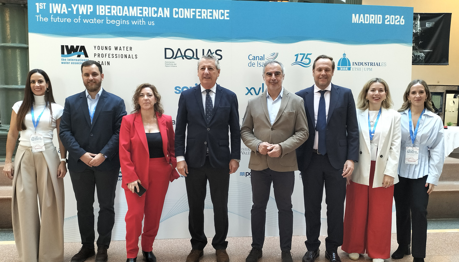 Maza (cuarto por la izquierda) subray� la importancia del relevo generacional y anim� a los j�venes profesionales a plantear iniciativas que...