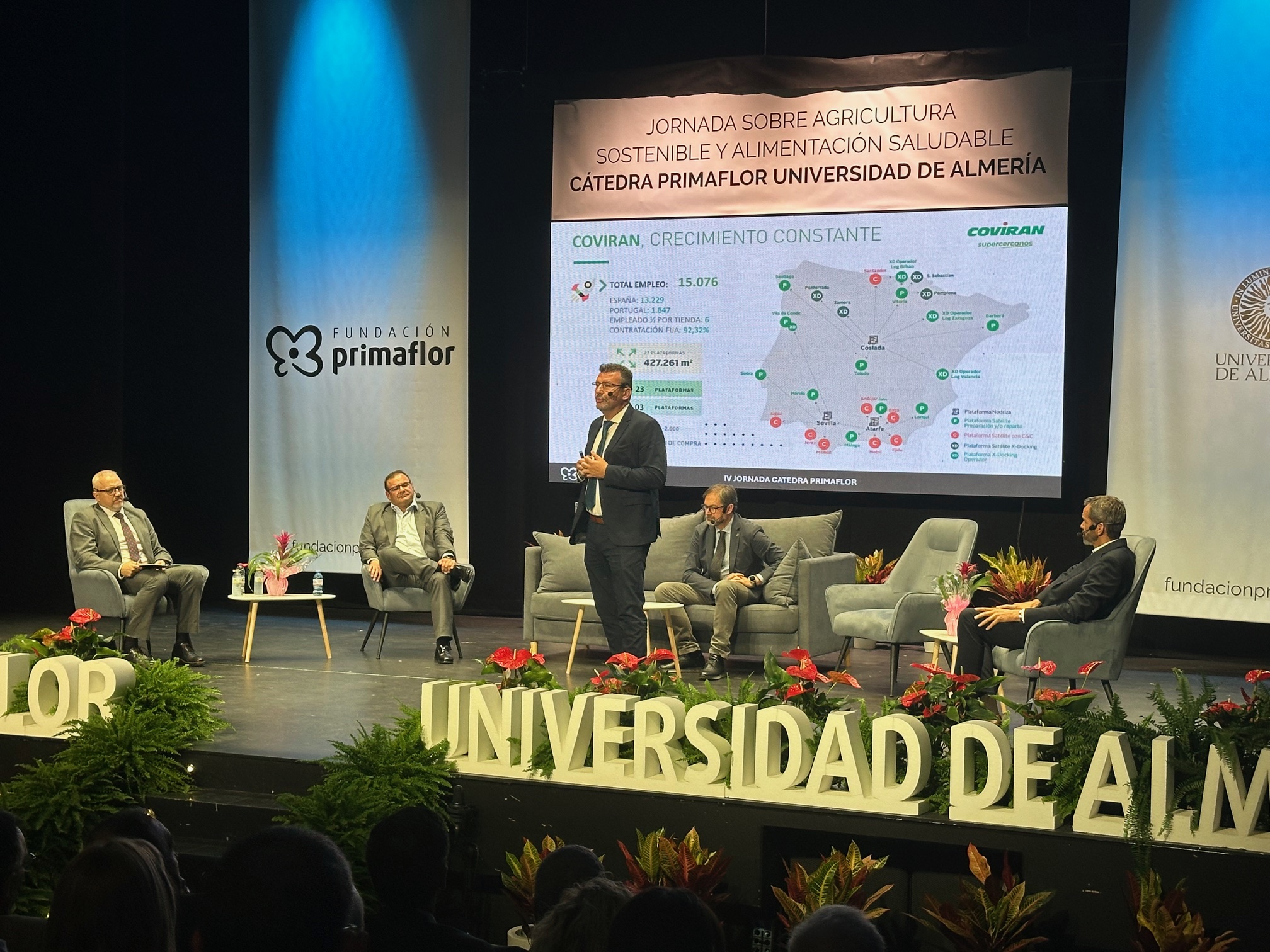 Un momento de la IV Jornada de la C�tedra Primaflor-UAL, durante una mesa redonda moderada por el director general de Primaflor, Eduardo C�rdoba...