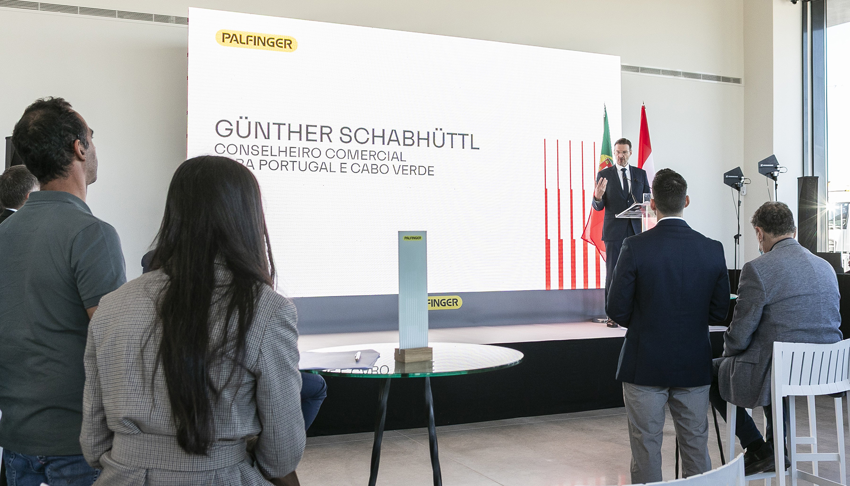 G�nther Schabh�ttl durante su intervenci�n en la inauguraci�n del nuevo centro de ventas y servicio de PALFINGER en Lisboa...