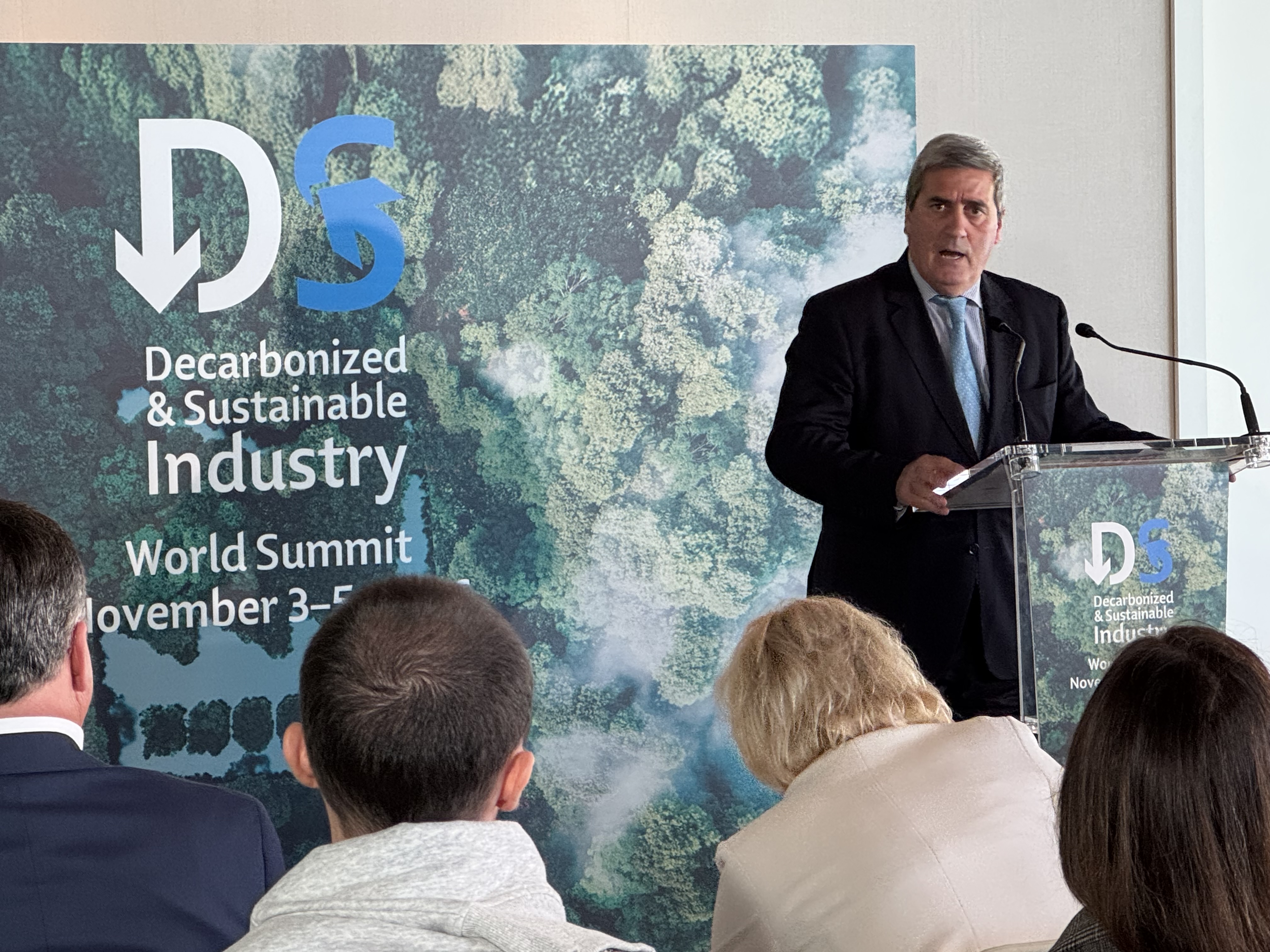 Xabier Basa�ez, director general de BEC, en la rueda de prensa