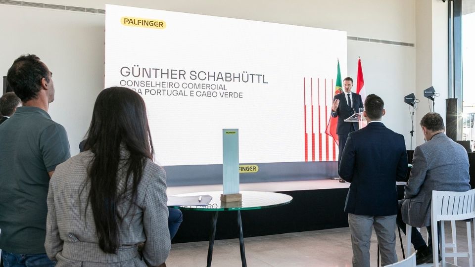 G�nther Schabh�ttl durante a sua interven��o na inaugura��o do novo centro de vendas e assist�ncia t�cnica da PALFINGER em Lisboa...