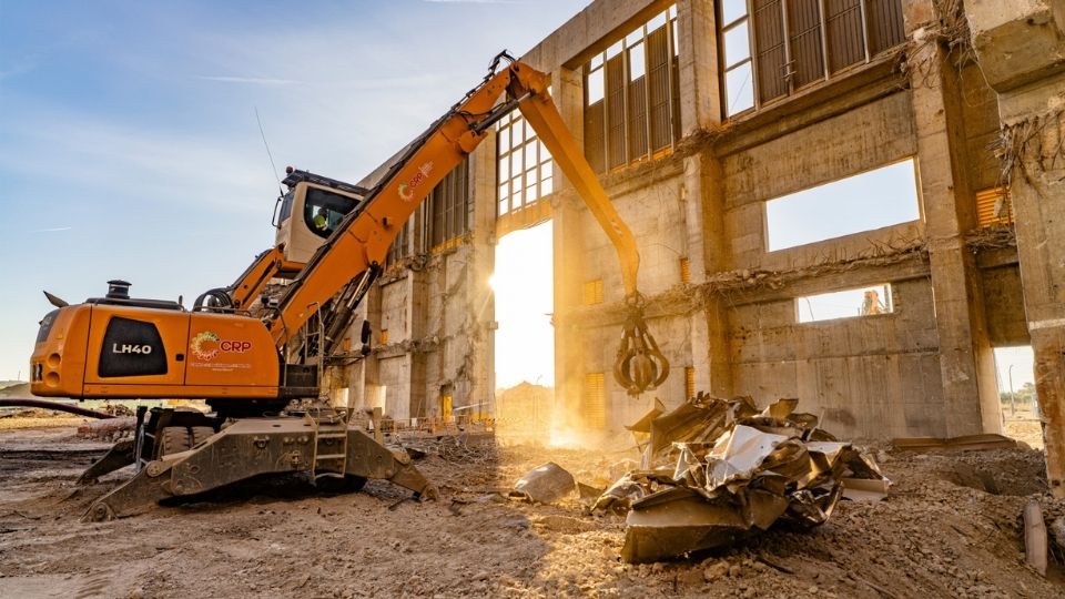 Um dos principais desafios do projeto � a dimens�o e o n�mero de estruturas a demolir, muitas delas com mais de 30 metros de altura...