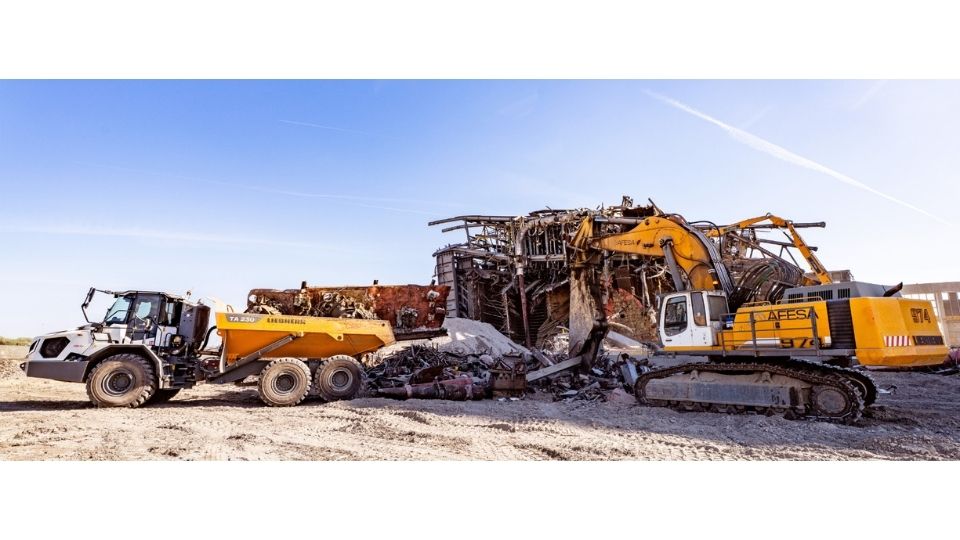 No conjunto, os equipamentos Liebherr dever�o acumular entre 136.000 e 170.000 horas de trabalho ao longo de toda a obra...