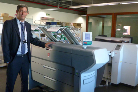 Javier Cabrera, TI Manager de la delegacin madrilea de Idom, junto a la impresora de gran formato Oc ColorWave 600