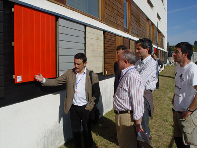 Manuel Touza mostrando la galera de cladding en CIS Madeira