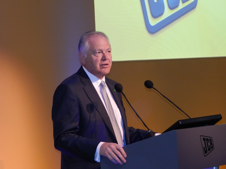 Alan Blake, CEO de JCB, durante la conferencia de Intermat 2012