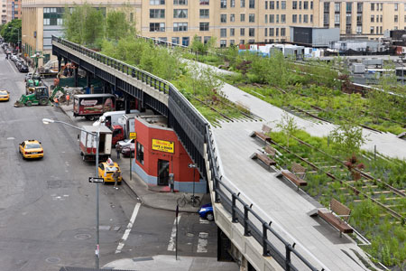 Sobre la estructura de la antigua lnea ferroviaria, se extiende el actual 'High Line' transformado en paseo peatonal elevado...