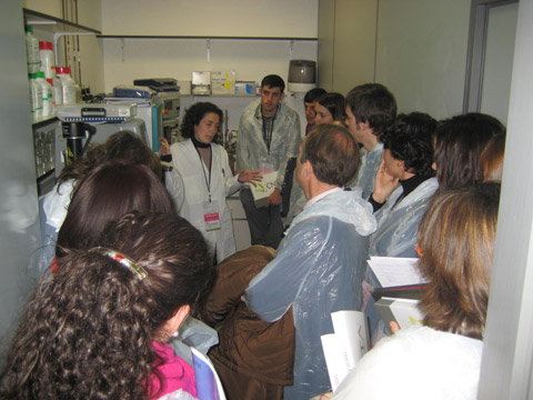 Asistentes visitando el laboratorio de bioprocesos