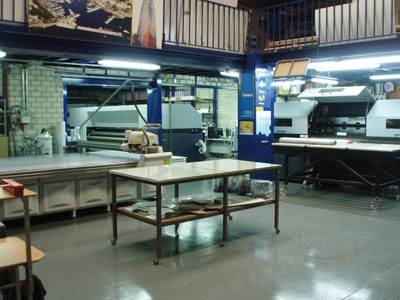 Los dos equipos de produccin Durst Rho, complementados por una mesa de troquelado digital Esko Kongsberg...