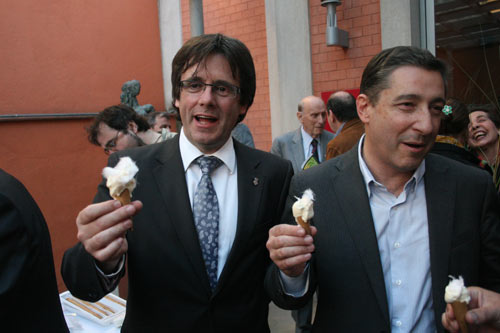 Carles Puigdemont, alcalde de Girona (izq.), junto al chef Joan Roca (dcha.) en la presentacin de 'Girona Temps de Flors' en Barcelona...