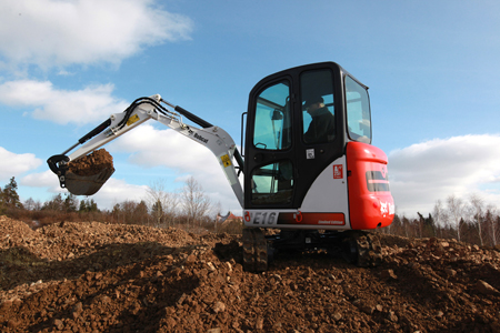 La excavadora E16 ofrece la posibilidad de elegir entre un balancn estndar y un balancn largo