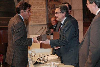 Alejandro Ehlis recibi el galardn de manos de Artur Mas, President de la Generalitat