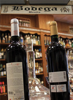 En la vinoteca Bodega Benito, en Requena, es posible degustar ms de 300 referencias de vino embotellado y de cava de la regin...