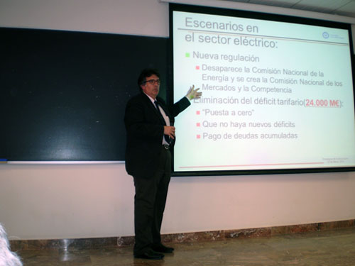 Emilio Olas, catedrtico de la Universidad Carlos III, durante la conferencia