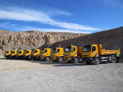 Todos los camiones en la cantera La Falconera de Barcelona listos para la realizacin de las pruebas