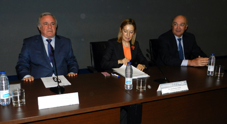 De izquierda de derecha: Juan F. Lazcano, presidente de la CNC, Ana Pastor, ministra de Fomento, y Jos M Lacasa, secretario general de la CEOE...