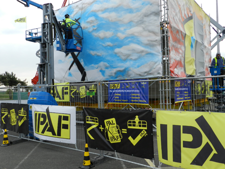 Stand de Ipaf en Intermat 2012, con los dos artistas urbanos pintando los lienzos
