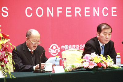 Cai Weici (izquierda), durante la presentacin a la prensa de Cimes 2012