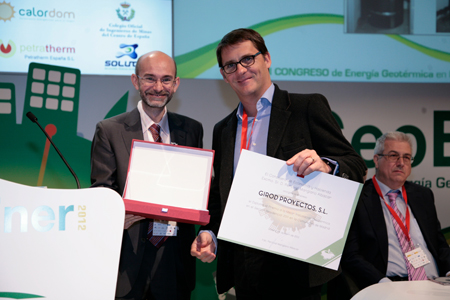 Miguel Madero (a la derecha), director de Girod Geotermia, recoge el premio de manos de Juan Pedro Luna...