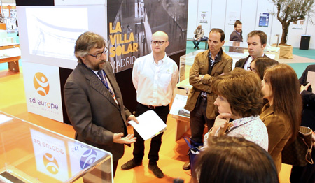 Juan Ramn Snchez, responsable de relaciones externas de Solar Decathlon Europe, durante la visita de la prensa al stand de Construtec...