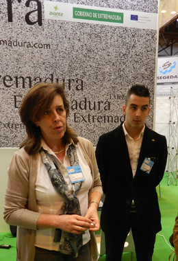 Cristina Cabello Snchez, de Luis Rueda SL, durante la visita al stand de la prensa