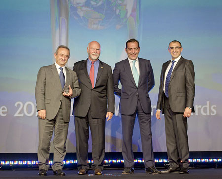 Craig Venter, Premio Prncipe de Asturias de Investigacin Cientfica y Tcnica 2001, hace entrega a Antonio Dorado...