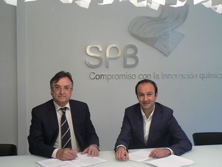 De izquierda a derecha, Miguel Burdeos, director general de SPB y David Domnech, alcalde de Cheste