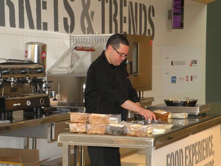 Ferran Climent, director comercial de Empord Foods, durante el 'show-cooking' celebrado en Alimentaria