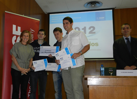 Entrega del primer premio por parte de Cristina Prez, secretaria general de la Universidad Politcnica de Madrid...